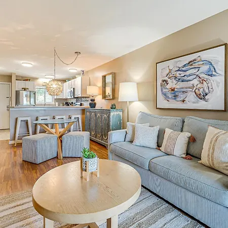 Breezy Carolina Beach Condo With Balcony And Pools!